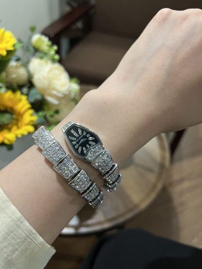 寶格麗Serpentine-Spiga🐍系列腕表
表殼：316#精鋼
錶盤：天然母貝 黑搪瓷
錶帶：K金鑲嵌鋯石做法
機芯：瑞士石英機芯
現代感的設計融合古老的象徵意味，Serpenti Spiga上的麥穗圖案傳遞出無窮韻味，精美的表環已化為永恆的象徵。同時，腕表誘人的單圈蜿蜒的表環如蛇般纏繞於手腕之上。在獨特的麥穗花紋的表環的頂端，一枚精緻的蛇頭狀錶盤使其更臻完美。