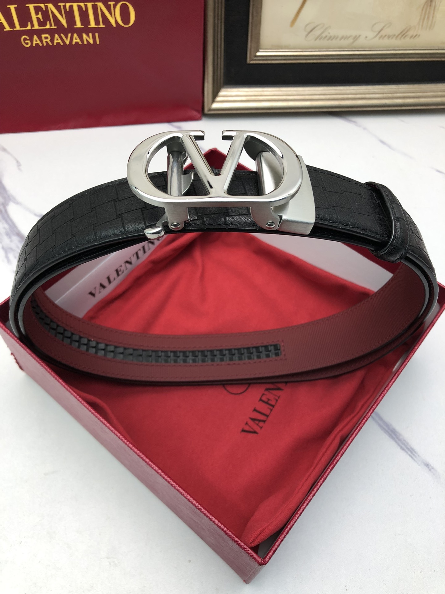 華倫天奴：原單頭層牛皮燙印花紋面，內襯頭層小牛皮底，搭配原單自動扣，可裁剪的自動帶，此款腰帶面雙採用意大利原定廠制進口牛皮帶身 ，對專版櫃足寬3.5