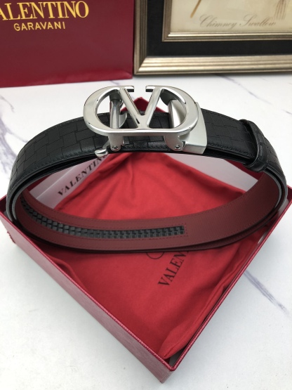 華倫天奴：原單頭層牛皮燙印花紋面，內襯頭層小牛皮底，搭配原單自動扣，可裁剪的自動帶，此款腰帶面雙採用意大利原定廠制進口牛皮帶身 ，對專版櫃足寬3.5