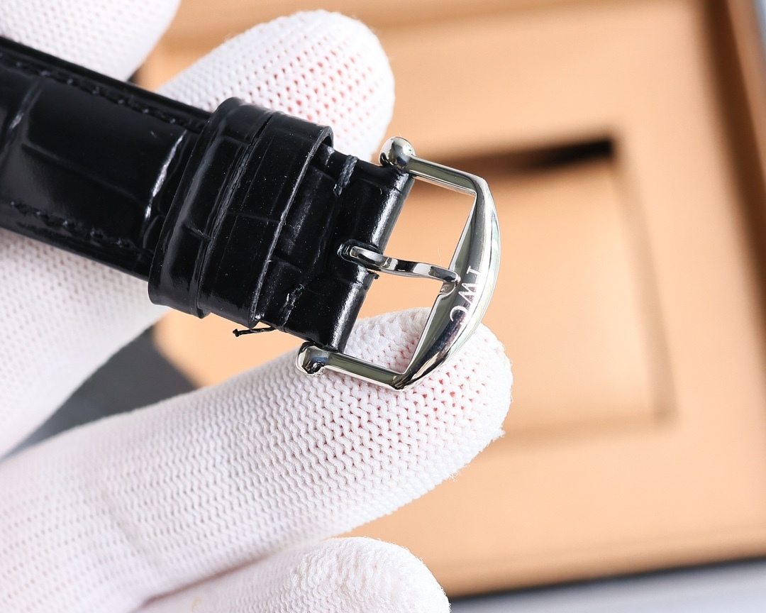 
新品柏濤菲諾系列腕表，指針式日期腕表[慶祝]，萬國月相系列.男士腕表，搭載精准瑞士ETA2824-10機芯（6字位真日曆與24小時日月星辰功能）39mm表徑，316精鋼表殼，耐磨抗刮藍寶石玻璃，原裝品質針扣，具備超強防水功能，搭配意大利牛皮讓手腕更貼合舒適！充分體現了高級制表業最純粹的傳統！適合各種商務場合，簡斂精緻不失優雅🔥AD出品 精品不斷🔥