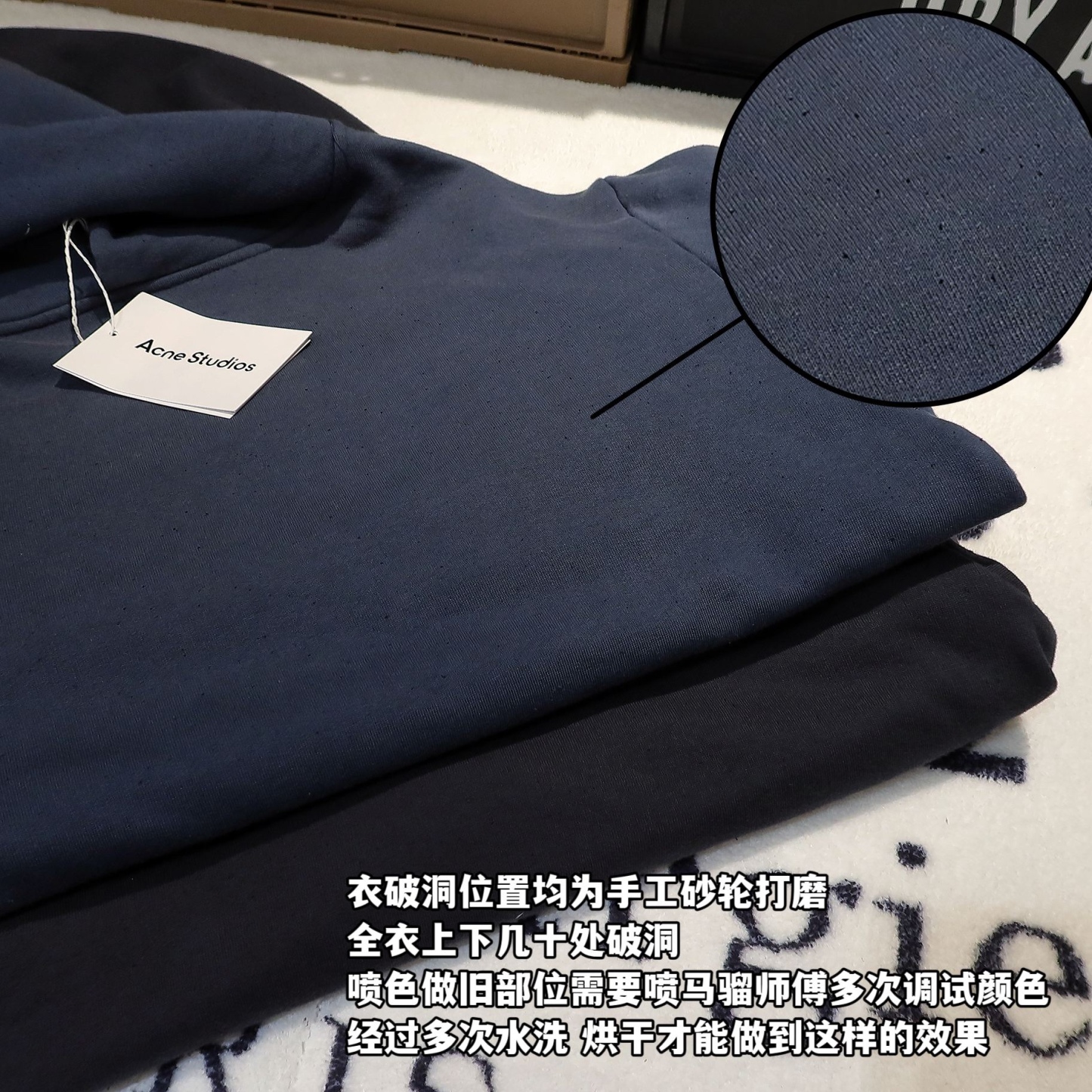 Acne Studios 純色1996系列復古水洗破洞字母衛衣 原廠品質 男女同款

-面料：採用原版一比一定織定染原版一致380g面料。含量棉89％聚酯纖維11％，面料表面紗結看似起球效果，實則是獨家棉點肌理工藝，3D立體觸感，還原面料99％原生質感。

-輔料：原版拆解開發，一比一定制的小標，領標，水洗，吊牌，五金等等。

-工藝：原版分解，從裁剪，拼接，到縫製工藝完全原版一比一。衣破洞位置均為手工砂輪打磨，全衣上下幾十處破洞。噴色做舊部位需要噴馬騮師傅多次調試顏色，經過多次水洗，烘幹才
