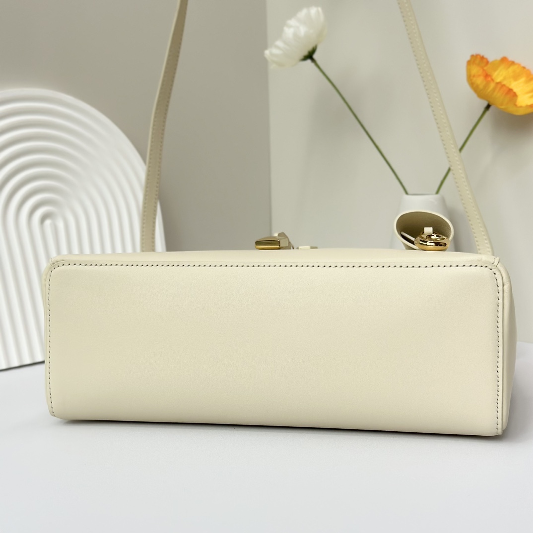 𝓛𝓸𝓻𝓸 𝓟𝓲𝓪𝓷𝓪 諾悠翩雅
𝑬𝒙𝒕𝒓𝒂 𝑩𝒂𝒈 𝑳𝟐𝟕 
寬開口加大容量斜挎包，包型設計更立體更有型，包身採用進口原廠小牛皮，手感柔軟而獨特，包包內部結構多了內袋。雙向加長拉鍊開合，配有My Charms金色金屬掛飾（LP特級純鋼五金配件）
size：27*16*10釐米
配全套專櫃禮盒包裝🎁