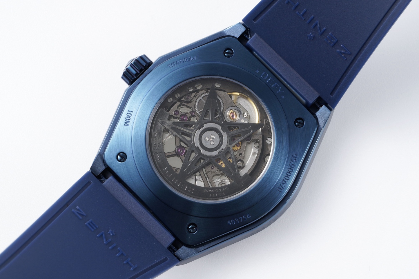 LF真力時DEFY系列全新升級版，殼身 頭粒 機芯 表扣等均做了升級調整。一款根據路虎標誌性花輪轂設計而成的高顏值鏤空腕表。

原裝開模鑄造，極致還原表殼的每一處細節打磨倒角，盡顯原裝菱角分明、堅毅果敢的陽剛氣質。完美的41mm表經，適配大眾男性手寸，正裝休閒兩不誤。根據汽車輪轂設計而成的五角星錶盤，未來概念感十足。同步官網新款五角星折疊扣，搭載定製版Cal.670sk全自動機械機芯，鏤空日曆的大小與位置、機芯夾板、齒輪、五角星陀皆按原版機芯數據拆解鍛造而成。

LF臻品 陳奕迅Eason同款，時尚前衛、