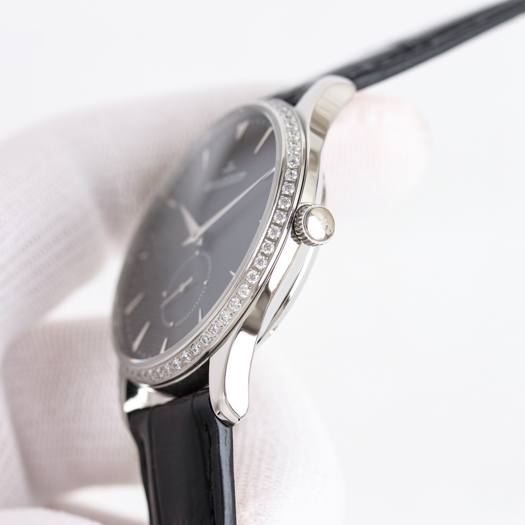 APS新品首發 積家大師系列1218420，傳統與現代的和諧樂章。Master Ultra Thin 超薄大師系列小秒針腕表精鋼款搭（直徑 39 毫米），內載896機芯。此自動上鏈機械機芯精准指示時、分、小秒。
1⃣全新大師系列兩針半採用原裝一致的896機新一比一開模
2⃣簡約精緻的錶盤採用立體式logo，錶盤搪瓷精緻而細膩，帶有標誌性的放射紋
3⃣指針與原裝一致採用陰陽針，一半拉絲一半拋光，錶帶採用進口小牛皮，一鍵式快拆錶帶表扣更加便捷