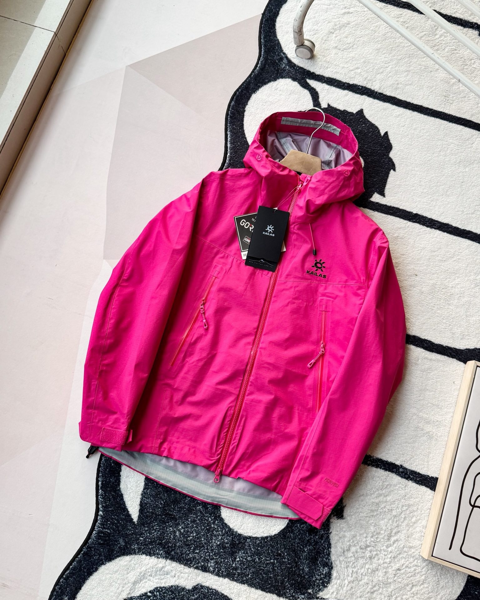 KAILAS凱樂石博格達衝鋒衣！防風防水透氣保溫，六色可選！面料採用與100D Gore-Tex Pro同級防護科技，人性化剪裁設計立體剪裁在肩部、肘部預留充足活動空間，背負重包時也不會束縛動作。風帽後側設有抽繩調節系統，暴雨時收緊可防止雨水糊臉；袖口採用鈎環固定，大幅活動時不易移位。透氣與輕量平衡腋下雙拉鍊設計能在運動時形成有效通風。整體重量控制得當，長途徒步不會造成負擔。可拆卸內膽：三合一設計最驚喜的是羽絨內膽
羽絨內膽特別輕便，保暖效果很好；可拆卸，很方便穿脫，拆掉羽絨內膽，就是一件風殼