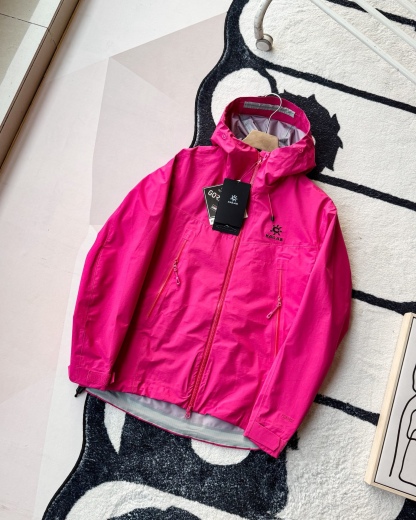 KAILAS凱樂石博格達衝鋒衣！防風防水透氣保溫，六色可選！面料採用與100D Gore-Tex Pro同級防護科技，人性化剪裁設計立體剪裁在肩部、肘部預留充足活動空間，背負重包時也不會束縛動作。風帽後側設有抽繩調節系統，暴雨時收緊可防止雨水糊臉；袖口採用鈎環固定，大幅活動時不易移位。透氣與輕量平衡腋下雙拉鍊設計能在運動時形成有效通風。整體重量控制得當，長途徒步不會造成負擔。可拆卸內膽：三合一設計最驚喜的是羽絨內膽
羽絨內膽特別輕便，保暖效果很好；可拆卸，很方便穿脫，拆掉羽絨內膽，就是一件風殼