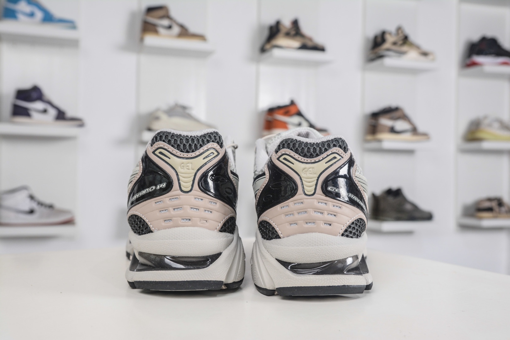 Asics Gel-Kayano 14  亚瑟士运动休闲透气专业跑鞋 
货号:1203A549 021
尺码：36 37 37.5 38 39 39.5 40 40.5 41.5 42 42.5 43.5 44 45