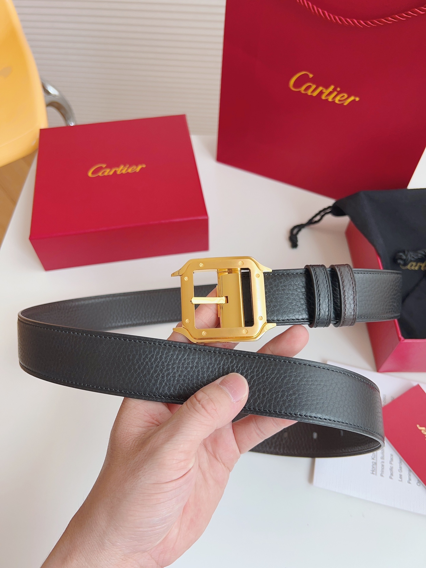 
Cartier（卡地亞）憑借匠心傑作展現與眾不同的美感，融合精湛工藝與經典設計，演繹雋永風格；瀟灑不羈，果敢獨立！此款式易搭配服飾；休閒正裝兩相宜。皮帶寬度：35mm