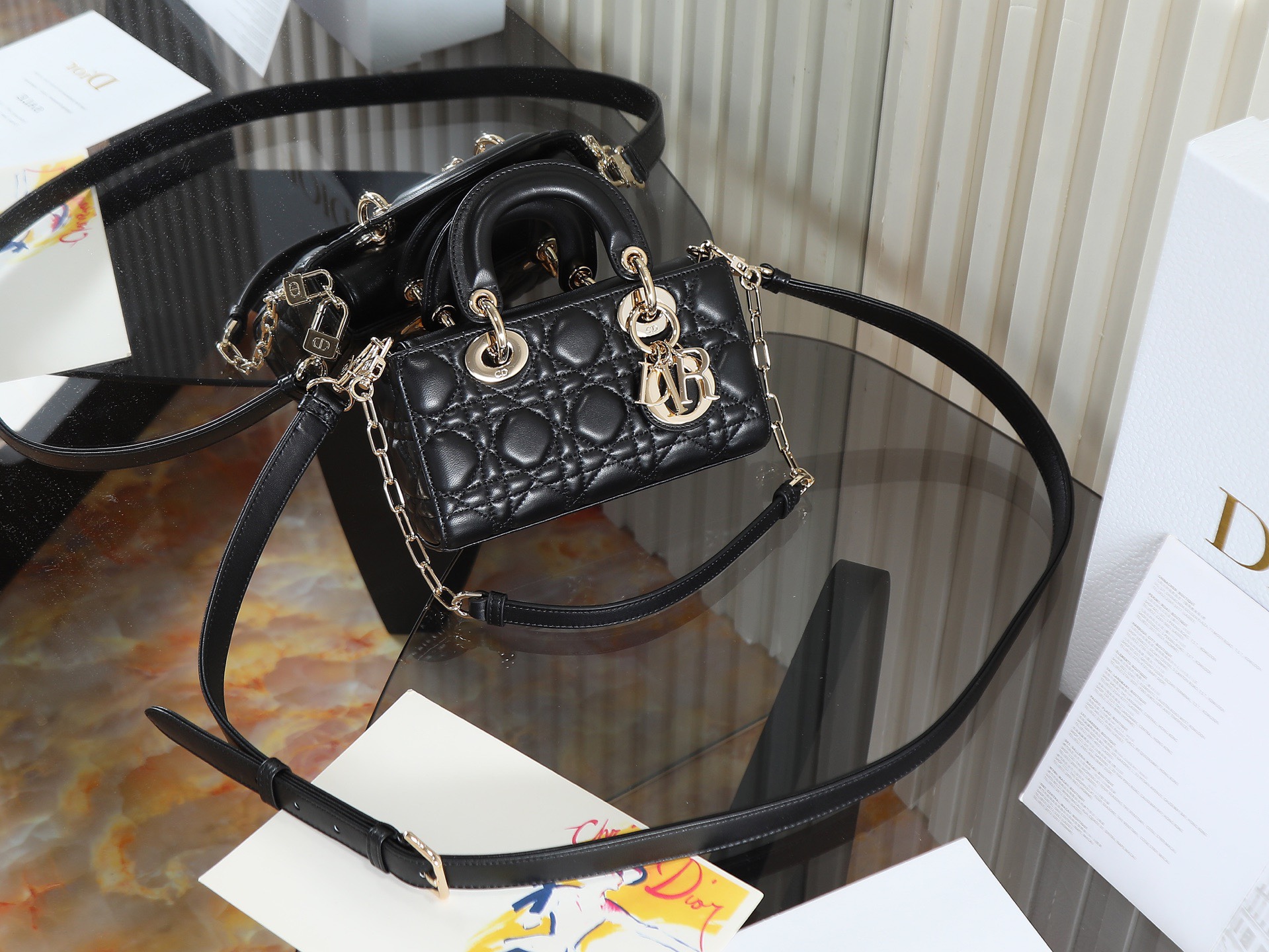 原廠級 黑色 迷你尺寸
𝗗𝗶𝗼𝗿 𝗗-𝗝𝗼𝘆 𝗯𝗮𝗴羊皮2025款新款
時尚果然就是輪回，回歸了一把中古戴妃
長方包形，短鏈條➕細長肩帶直接封神！！
復古時髦感超強，真是什麼場合都可以把住
絕對是lady中的天花板了，強勢出圈啦姐妹們
款號：0636
尺寸：19x10.5x5.5cm
