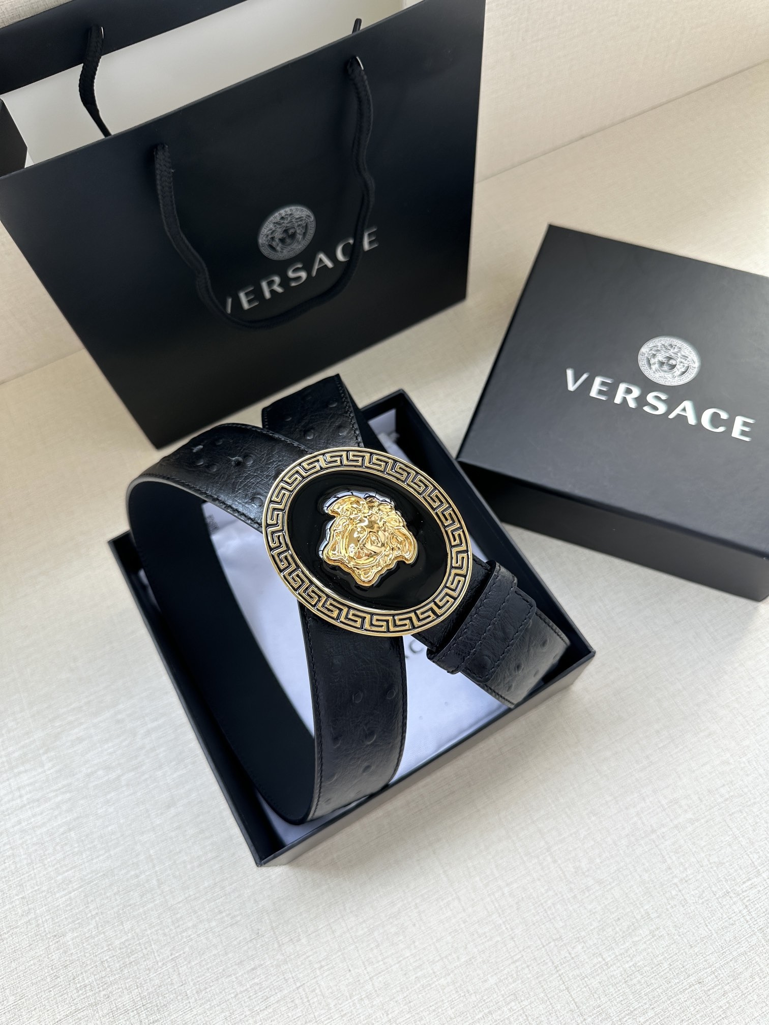 寬度：4.0cm （範思哲） 此款橢圓五金配件、腰帶飾有標誌性的Versace美杜莎頭像扣，彰顯品牌格調。是一款精美的衣櫥必備單品。