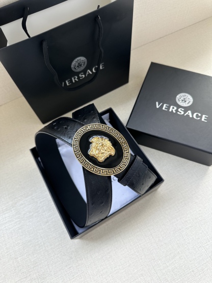 寬度：4.0cm （範思哲） 此款橢圓五金配件、腰帶飾有標誌性的Versace美杜莎頭像扣，彰顯品牌格調。是一款精美的衣櫥必備單品。