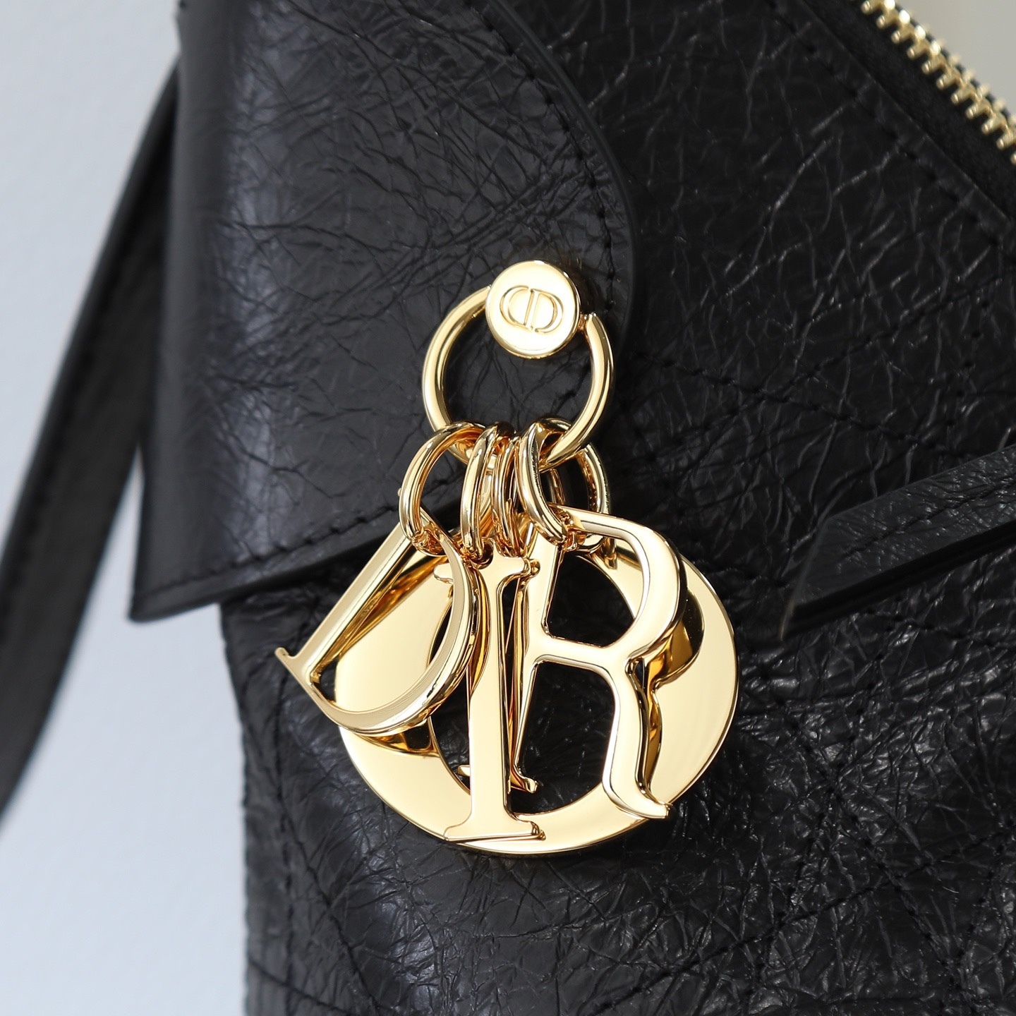 原廠皮 小號油蠟皮現貨‼️

Voyage秋冬系列油蠟皮
又是一個王炸級別，直接擊中心巴上
自帶鬆弛感，包形柔軟又隨意
復古的油蠟牛皮，經典藤紋格，雙拉鍊設計
整體高級又時髦，精緻感滿滿的字母吊墜
細節非常到位，超大的容量，自用超輕便
時髦精們都懂這款的含金量

型號：2845

size:22*9.5*15cm