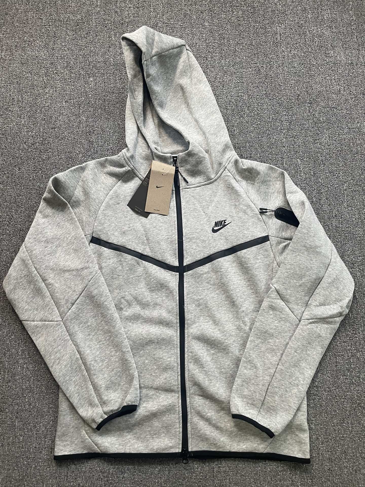 Nike耐克官方WINDRUNNER風行者系列男子連帽衫春季針織衛衣！
貨號：HV0950
頂級品質，申州原廠空氣層廠面料，品質炸裂，妥妥的爆款！注意：此款非4490貨號！

Nike Tech Windrunner男子全長拉鍊開襟連帽衫，後面小勾

亞洲標準版型，立體裁剪，不挑身材，不挑年齡，一款很舒適百搭的拉鍊外套！

顏色：黑色  灰色
尺碼:M L XL XXL

尺碼參考:

        衣長  胸圍  下擺  袖長

M       69    53     52     78