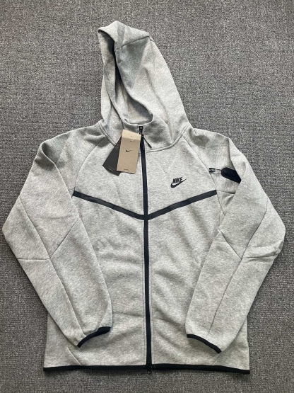 Nike耐克官方WINDRUNNER風行者系列男子連帽衫春季針織衛衣！
貨號：HV0950
頂級品質，申州原廠空氣層廠面料，品質炸裂，妥妥的爆款！注意：此款非4490貨號！

Nike Tech Windrunner男子全長拉鍊開襟連帽衫，後面小勾

亞洲標準版型，立體裁剪，不挑身材，不挑年齡，一款很舒適百搭的拉鍊外套！

顏色：黑色  灰色
尺碼:M L XL XXL

尺碼參考:

        衣長  胸圍  下擺  袖長

M       69    53     52     78