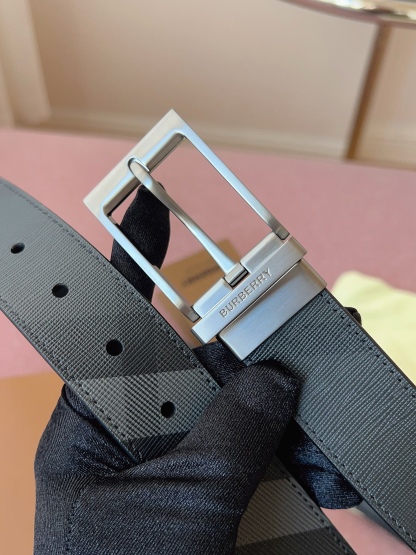 
Burberry博柏利品牌始終秉承傳統精髓，彰顯卓爾不凡的匠制工藝，優雅率性的英倫設計與銳意革新的時尚理念。3.5cm