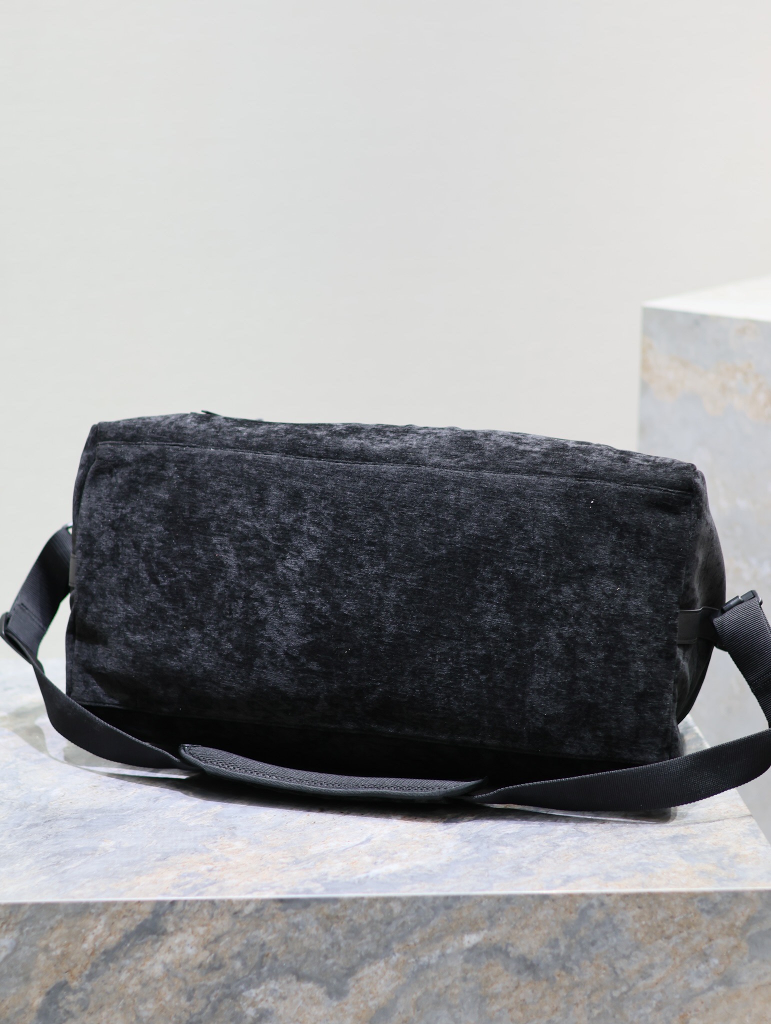 絨面旅行手提袋✧
耐磨耐造的絨面料 絨面把手和牛皮肩帶 輕便時尚 包包容量非常大 手拎或者單肩挎著 都很大氣 簡約又高級的潮流高冷範
型號：581374
尺寸：50×26cm
手柄長度：18cm