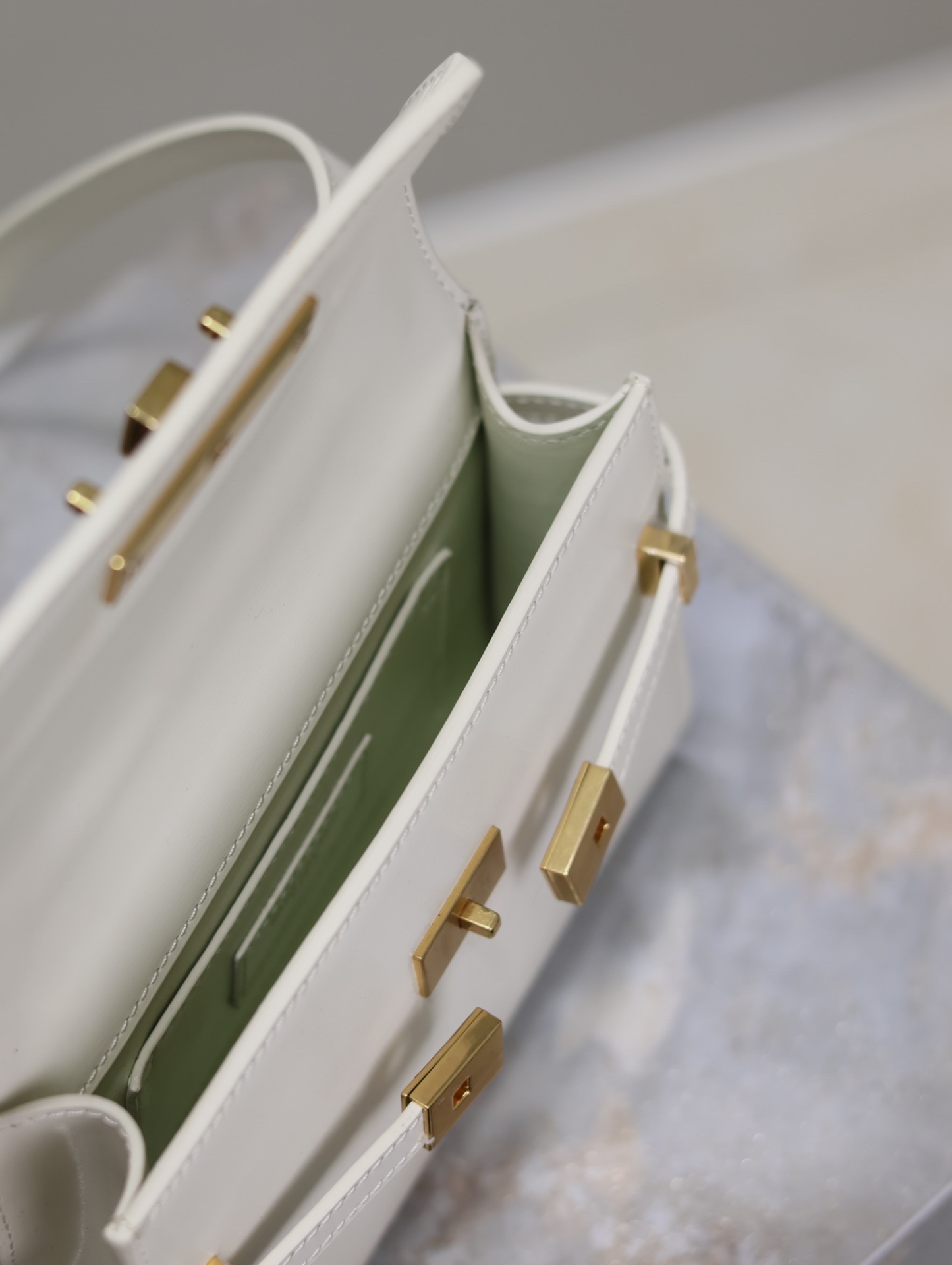 Manhattan mini_腋下/斜挎包
曼哈頓的經典造型，給人一種氣場很大的感覺！全包採用原廠牛皮精心製作，翻蓋中央的金屬搭扣是曼哈頓系列的標誌性元素，包內有一卡袋，無其他多餘隔層，所以自重超級輕！可以肩背 斜挎及腋下背法。整體風格幹練又率性，是超級簡約耐看又大方的款式！
型號：727766
尺寸：19×14×4cm