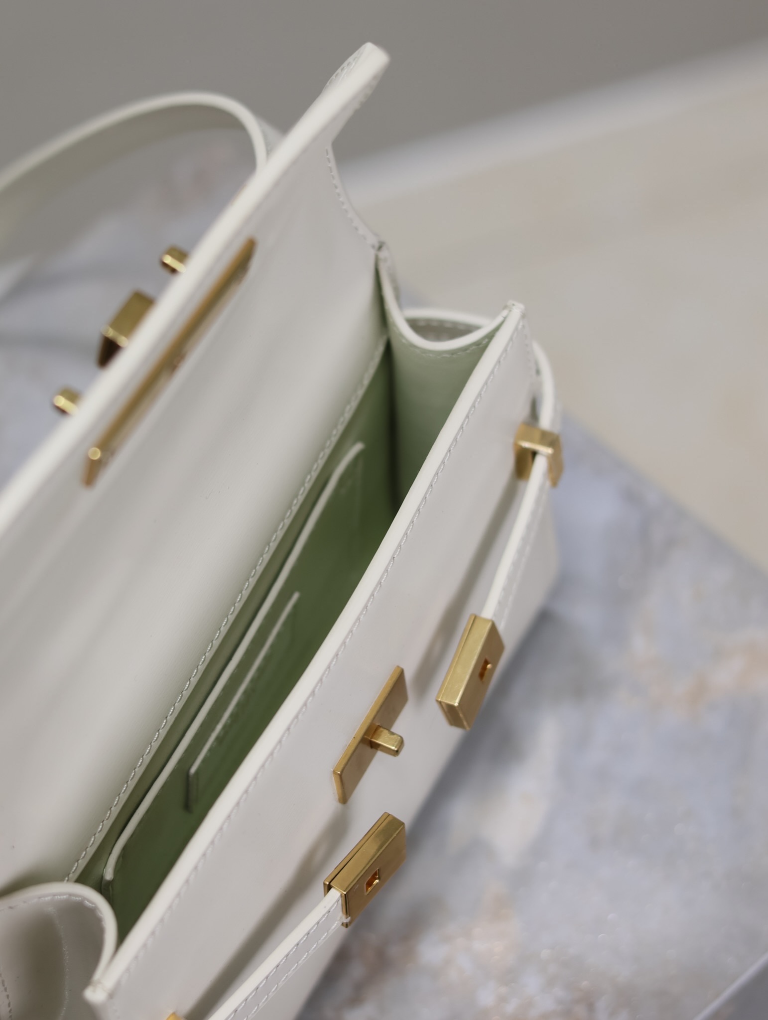 Manhattan mini_腋下/斜挎包
曼哈頓的經典造型，給人一種氣場很大的感覺！全包採用原廠牛皮精心製作，翻蓋中央的金屬搭扣是曼哈頓系列的標誌性元素，包內有一卡袋，無其他多餘隔層，所以自重超級輕！可以肩背 斜挎及腋下背法。整體風格幹練又率性，是超級簡約耐看又大方的款式！
型號：727766
尺寸：19×14×4cm