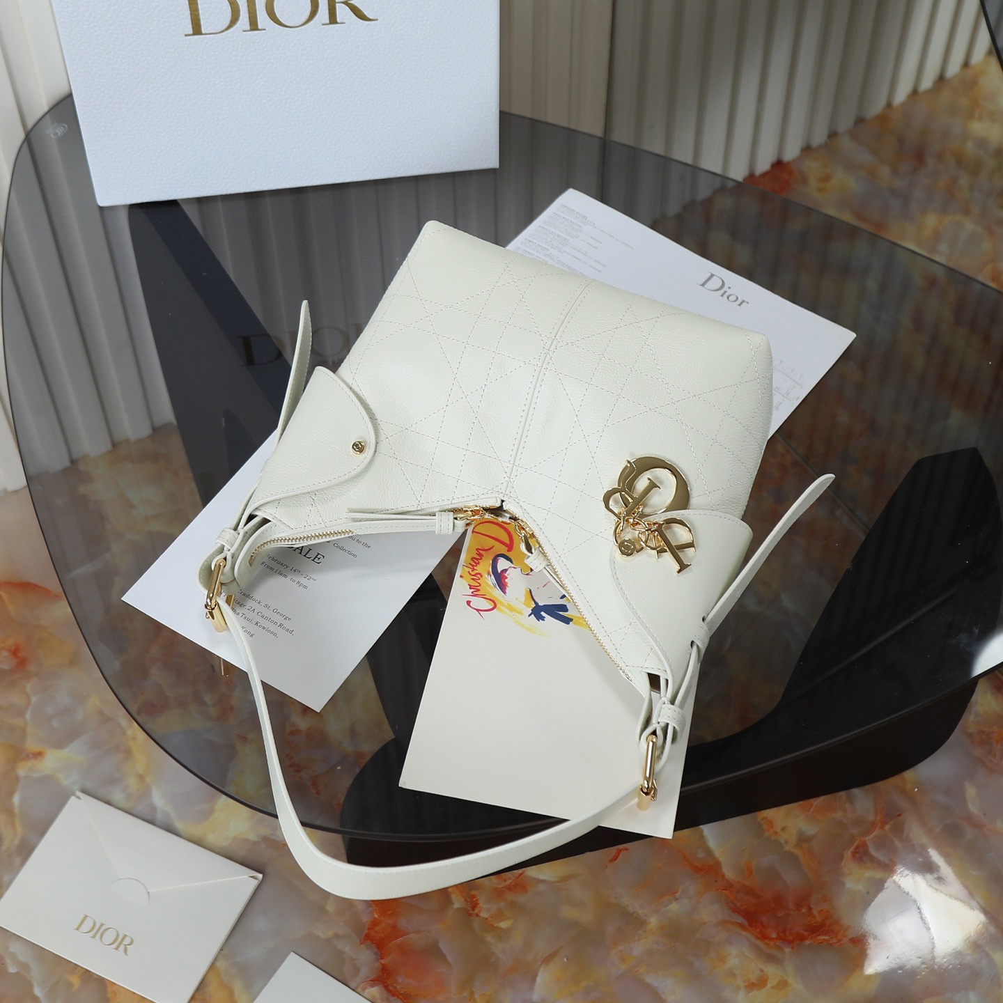 原廠皮 小號粒面牛皮 白色

Voyage秋冬系列
又是一個王炸級別，直接擊中心巴上
自帶鬆弛感，包形柔軟又隨意
經典藤紋格，雙拉鍊設計
整體高級又時髦，精緻感滿滿的字母吊墜
細節非常到位，超大的容量，自用超輕便
時髦精們都懂這款的含金量

型號：2845

size:22*9.5*15cm