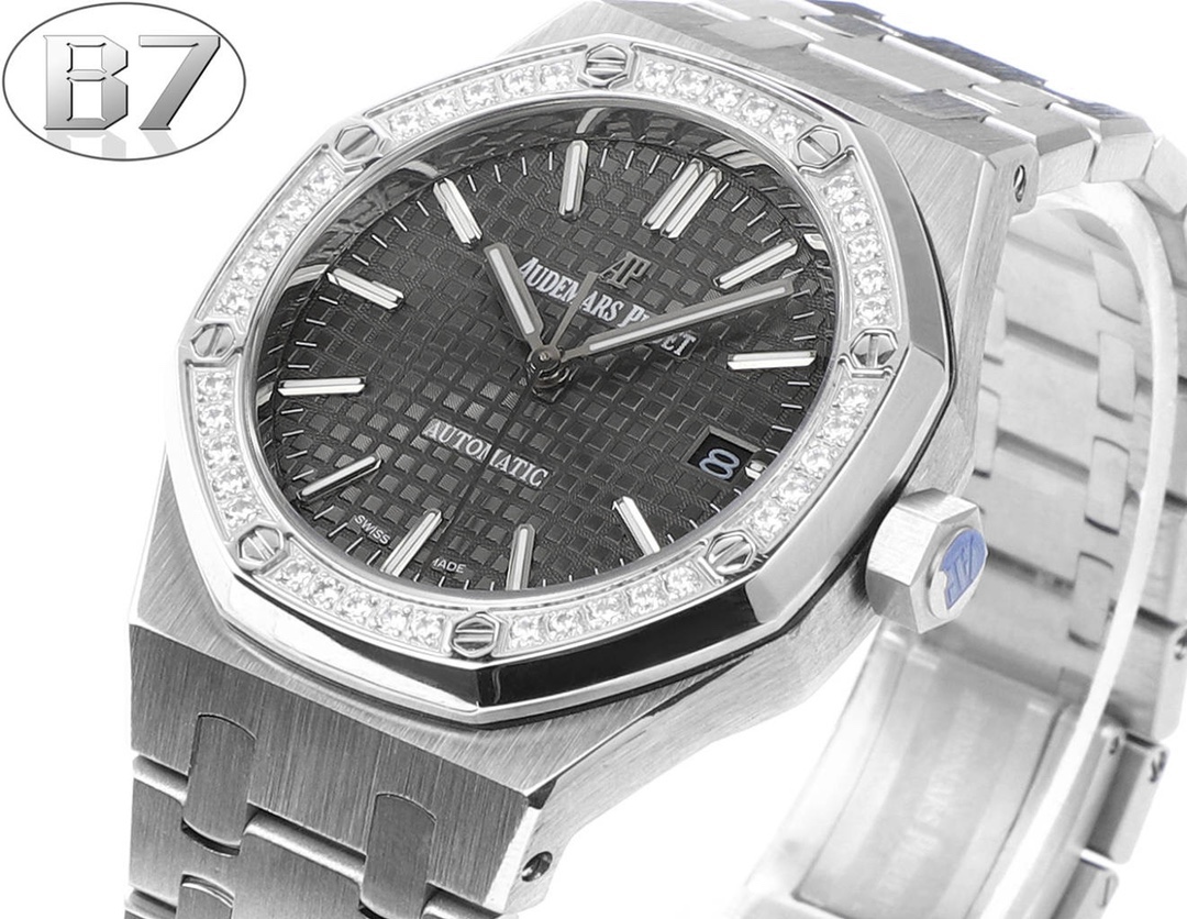 AP愛彼 女款愛彼皇家橡樹 剔除機芯甲板多餘部分，使之變得更加鏤空——成就鋼表巔峰—— 實力演繹 衛冕“鋼”王！【6大精妙之處】1.正品拆解開模，尺寸為37毫米與正品一致！2.完美還原正品表殼的每一處細節，盡顯正品“稜角分明 堅毅果敢”的陽剛氣質。3.鋼帶的做工無可挑剔，比市面上任何鋼帶表做工均要更上一層樓，鋼帶頭粒和表頭銜接的“緩衝帶”的鬆緊程度與正品一模一樣。4.自動陀的與原裝致敬，是市面唯一做到顏色於原裝一致的版本（市面一般版本均偏紅）其上的ap族徽雕刻獨一無二。