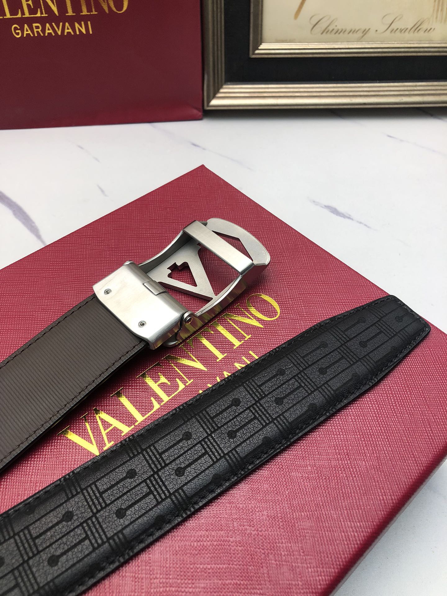 華倫天奴：原單頭層牛皮燙印花紋面，內襯頭層小牛皮底，搭配原單自動扣，可裁剪的自動帶，此款腰帶面雙採用意大利原定廠制進口牛皮帶身 ，對專版櫃足寬3.5