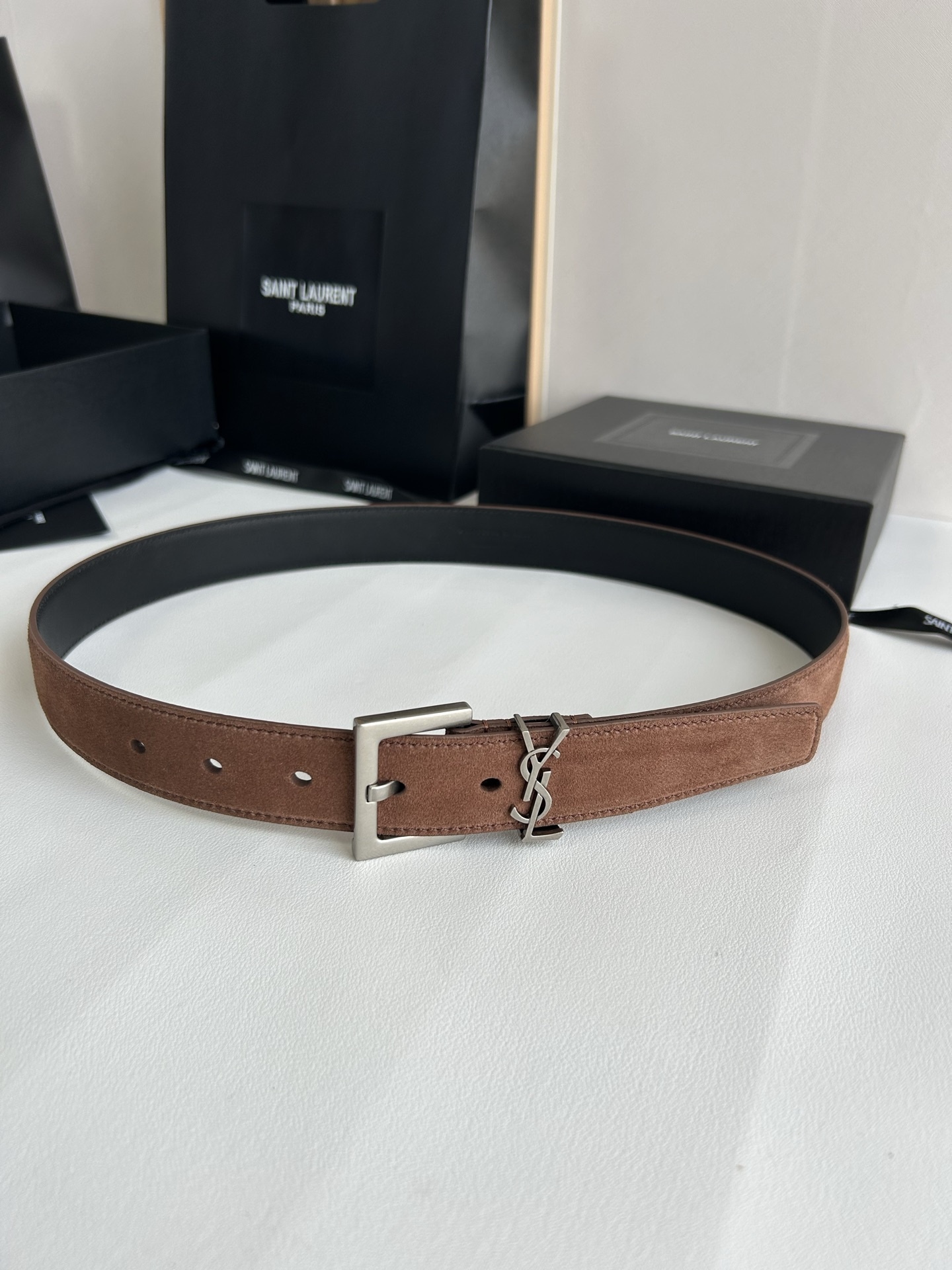 聖羅蘭 女士腰帶，進口小牛皮 配以CASSANDRE 標識腰帶環。古銅色金銀五金可選。精緻優雅的設計，寬度3.0cm