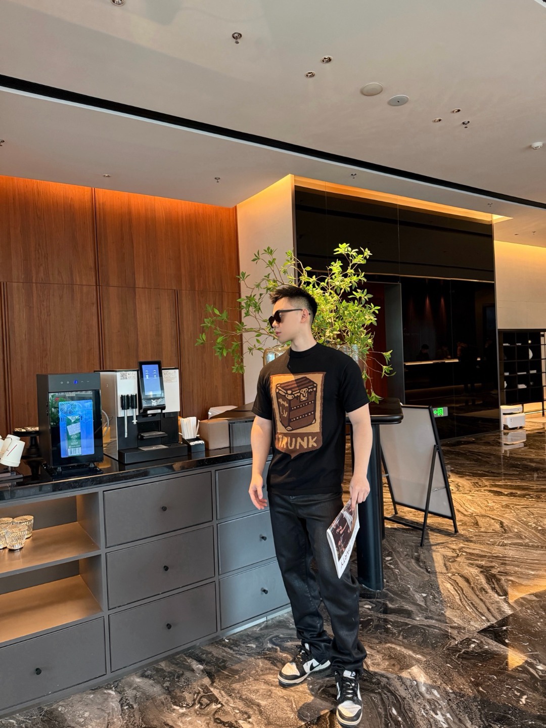 🔝LOUIS VUITTON LV 皮箱幾何圖針織短袖T恤
定織雲柔密紡棉針織料，嵌花提花織法，精細編織不僅確保了圖案的清晰度，還大大增強了織物的耐用性，成衣洗水加軟去味工藝，通過專業的洗滌設備和特定的洗滌劑，對衣物進行深度清潔和去味處理，改善衣物的手感和外觀，寬松版型
B Size：S-XL