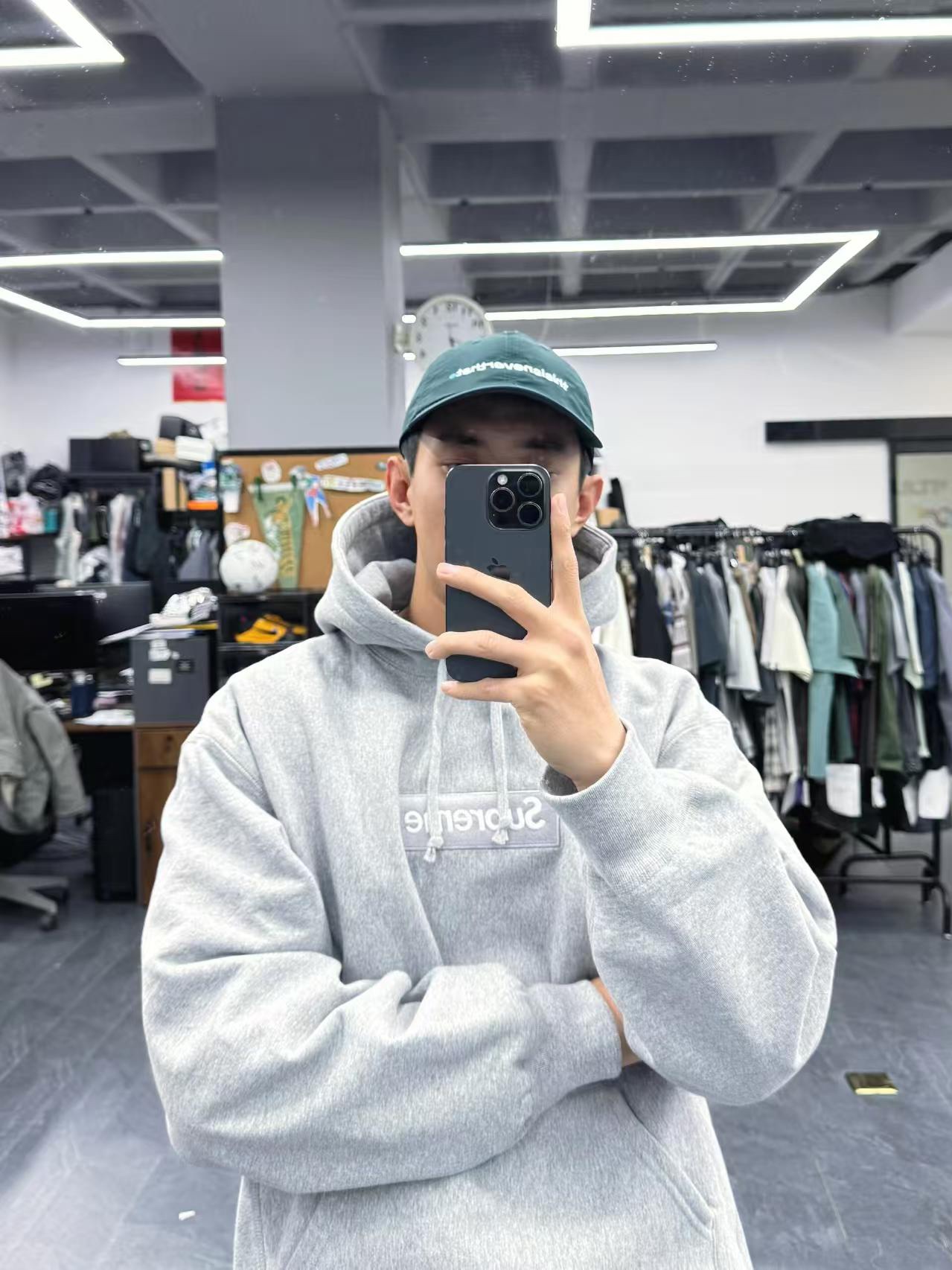 Supreme FW24 WEEK17 Box Logo Hooded Sweatshirt 胸前徽標刺繡logo口袋連帽衛衣帽衫
面料460克 高克重 面布質感強 韌性好 衣服收針處都有打套結（起到加固 久穿不變形 市面普通版本是沒有的哦） 歡迎對比 品質保證
F 尺碼：S M L XL