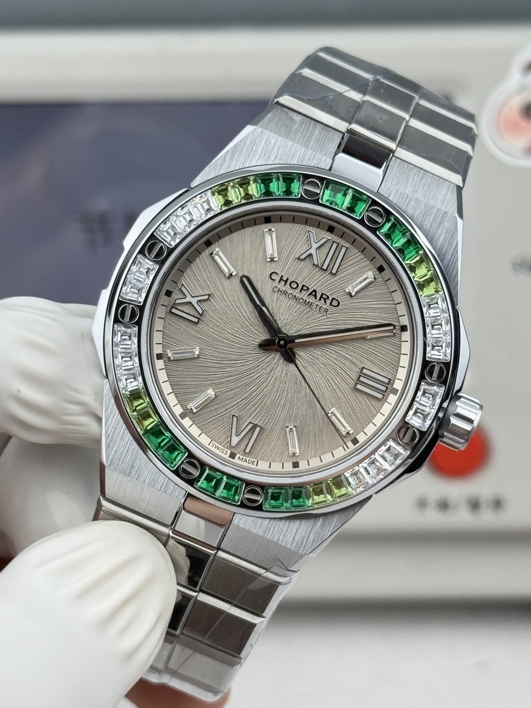 GH—Factory 獨家力作👍
蕭邦AlpineEagle雪山傲翼系列
🌈彩T鑽🌟變色龍🦎滿天星✨限量款及隱藏款首推
如炬目光，比擬暗夜星芒⛰️於山川湖海間🌊洞見紳士願景與磅礡未來👔
尺寸：原裝一致41mmX9.7mm
機芯：9015改Chopard 01.01-c
錶鏈：獨家原版開模金磚型鏈節一體式錶鏈
岩石紋錶盤，鍍銠羅馬數字，時針及分針時標均覆以Super-LumiNova® X1級螢光塗層
致獻當代“雄鷹”，志存高遠之人在日常生活中超邁群倫，其視野啓迪人心、昇華情志。憑借遠見和決心，