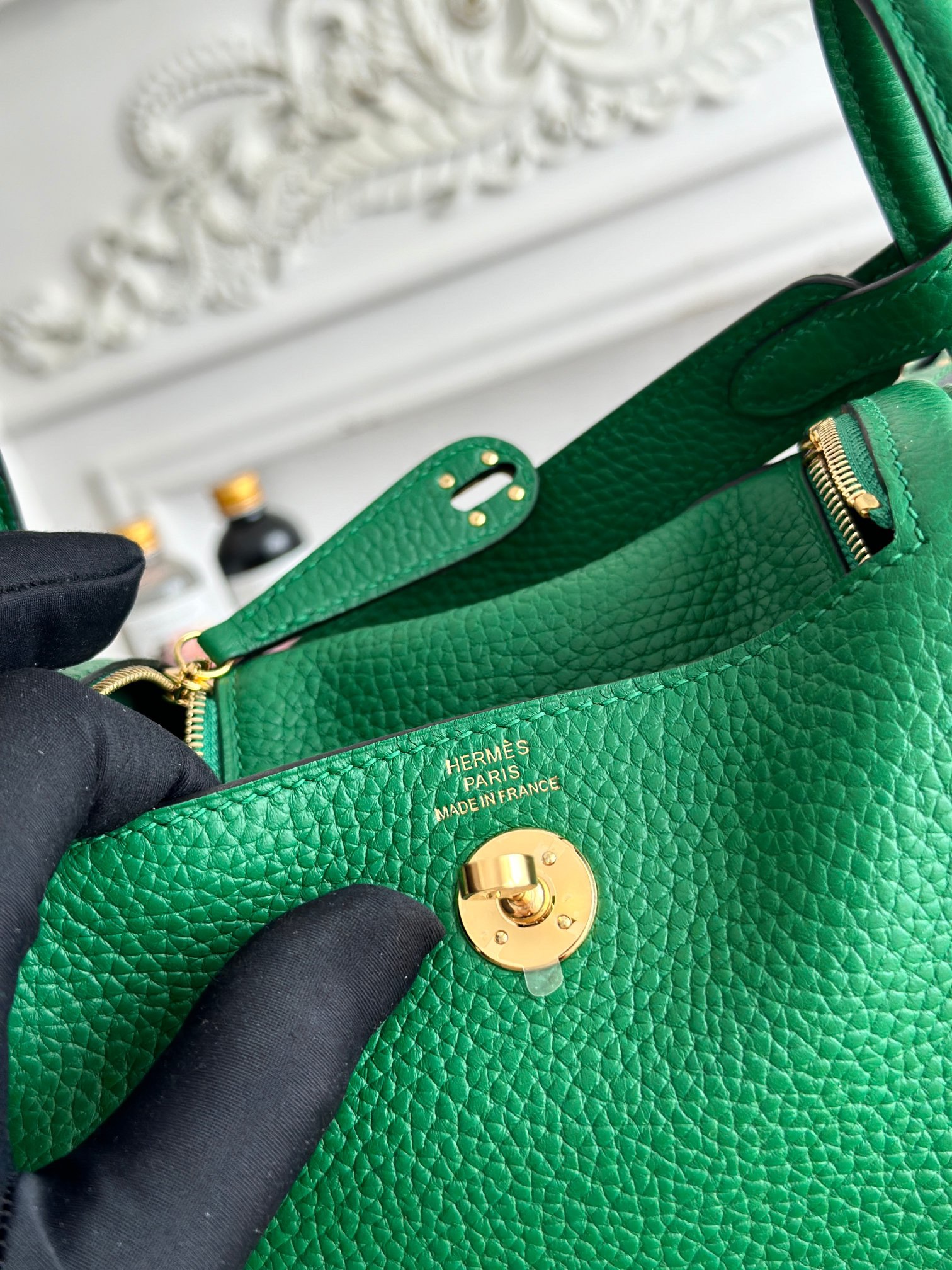 琳迪lindy 19cm	
Tc皮 蜜蠟線半手工縫製
lindy19保留了琳迪包所有細節的完整設計，側口袋、拉鍊等全部都是經典的設計√
這只小可愛暴擊了多少人的少女心