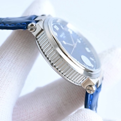 CF新品發佈會，寶璣-Breguet
航海MARINE航海系列5517款腕表，航海天文鐘的起源作品，“時計本是兵家利器”說的就是這款腕表，鐘錶界的巨作。工廠全面抄寫原裝數據，98%還原殼型字面，彰顯原裝優雅硬朗的氣質，原裝同款777A自動機械機芯，鐫刻獨立編號與寶璣先生簽名。直徑40毫米。正反均為藍寶石防刮玻璃，旋入式防水錶冠。實測防水深度100米。搭配飾有太陽放射紋錶盤，配裝進口鰐魚皮錶帶，以零頭的價格給您帶來原裝超值體驗。