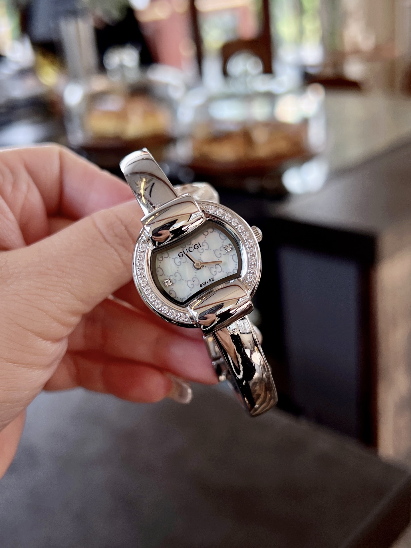 
古馳
Gucci 瑞士日內瓦最新限量款升級版到貨（後蓋全新加重處理，重做原裝對版鑲鑽字面。字面鑲嵌八箭八星兩個閃亮的鋯鑽石💎，細節誠意滿滿💎區別以往老舊版本，歡迎品鑒👏👏），表徑25mm，厚度7.5mm，藍寶石玻璃，表面把頭都有經典雙G logo設計元素，非常經典，適合小手腕佩戴，小巧玲瓏，溫婉細膩