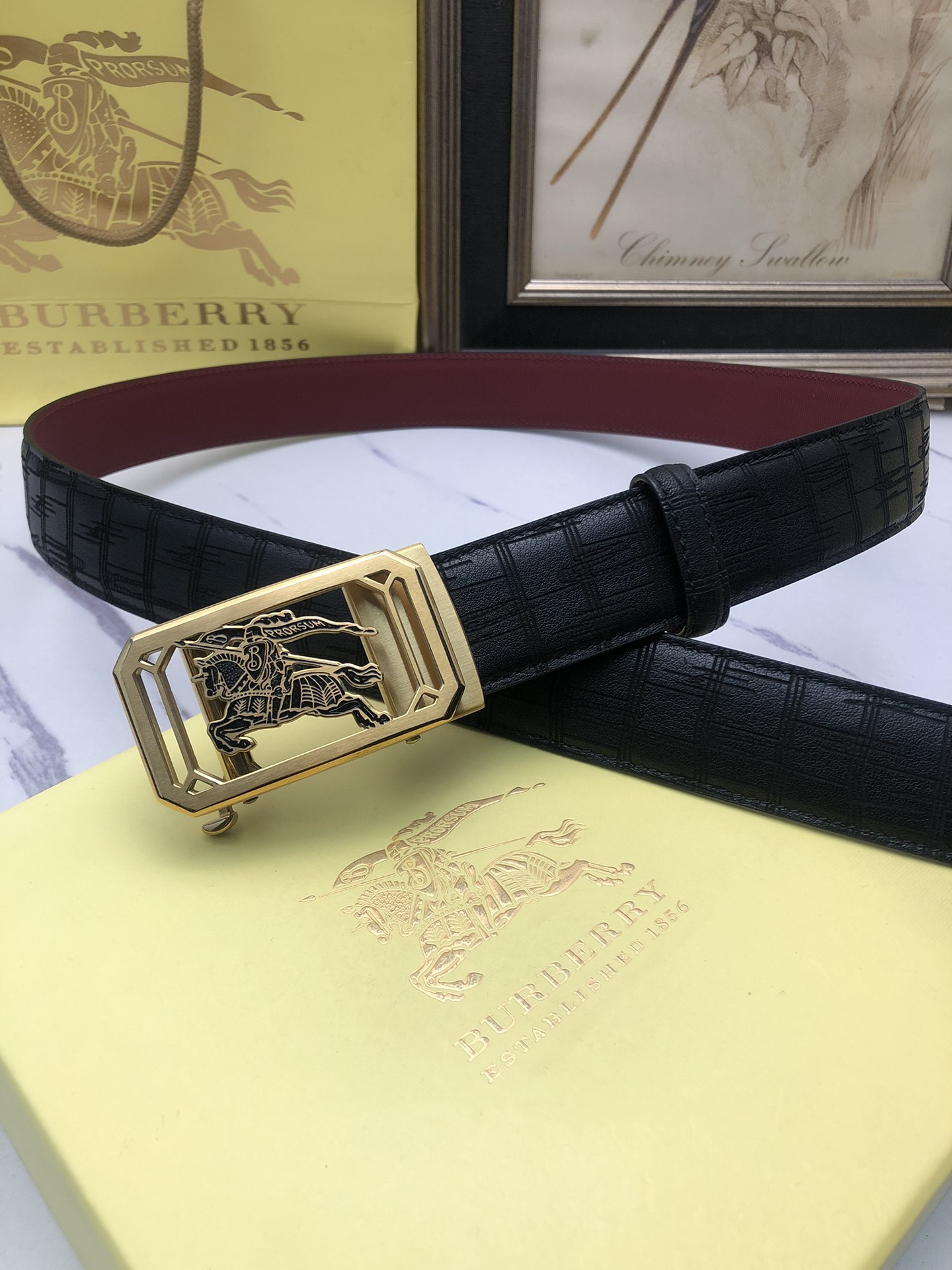 巴寶莉：原單頭層牛皮燙印花紋面，內襯頭層小牛皮底，搭配原單自動扣，可裁剪的自動帶，此款腰帶面雙採用意大利原定廠制進口牛皮帶身 ，對專版櫃足寬3.5