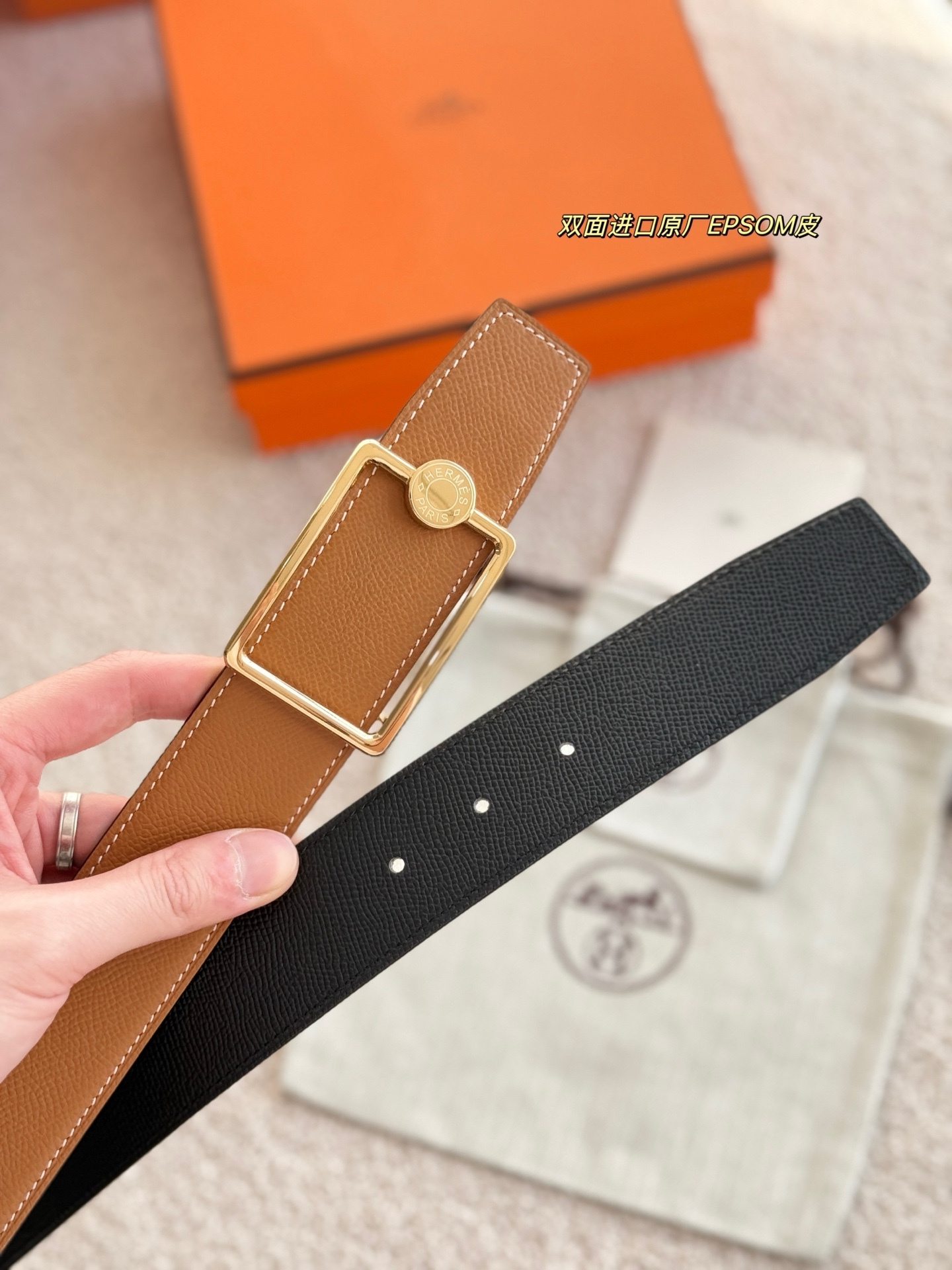 
❤️款 （ Y AA 080 ）OSCAR 精品五金 搭配双面进口Epsom 皮 宽度38MM 以其精湛工艺高品质材料和经典设计备受推崇 是男士腰带顶级选择 简约大气 适合商务和休闲场合 产品手感细腻 不仅是实用配饰 更是身份与品味的象征 ❤️