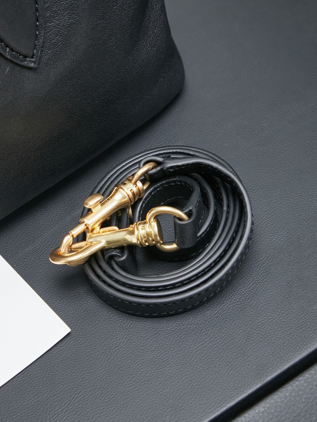 Aventure包袋展现出简约随性的魅力。重新诠释经典线条，这款柔软的Nappa变体展现出多功能和实用的态度，并通过精致独特的细节得到提升。aventure nappa皮革手袋灵感源自miu典藏设计，结构经过调整，变得更加轻便，焕发全新个性，饰以压花字母徽标，增添标志性元素，复古金色五金配件，亚麻混纺衬里，配拉链口袋和贴袋，长手腕适合用作手提或单肩
