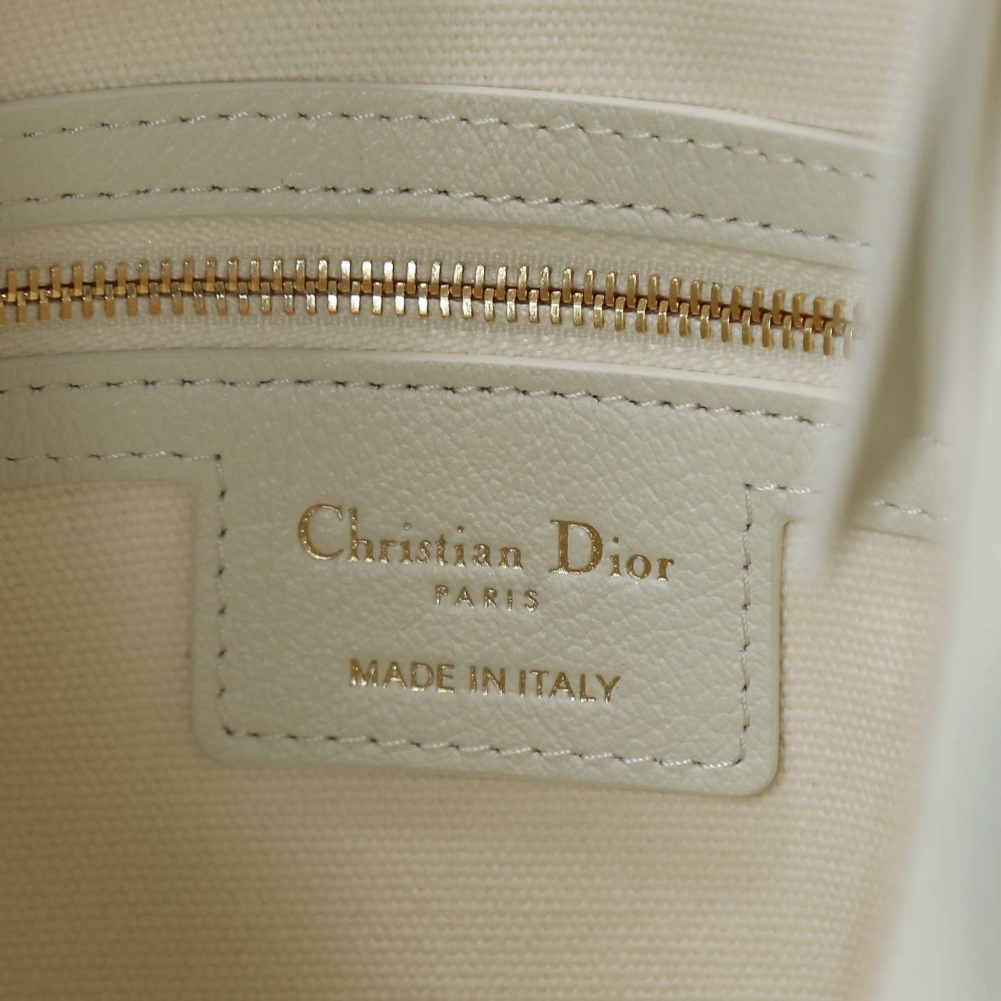 原廠皮 小號粒面牛皮 白色

Voyage秋冬系列
又是一個王炸級別，直接擊中心巴上
自帶鬆弛感，包形柔軟又隨意
經典藤紋格，雙拉鍊設計
整體高級又時髦，精緻感滿滿的字母吊墜
細節非常到位，超大的容量，自用超輕便
時髦精們都懂這款的含金量

型號：2845

size:22*9.5*15cm