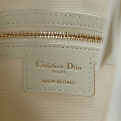 原廠皮 小號粒面牛皮 白色

Voyage秋冬系列
又是一個王炸級別，直接擊中心巴上
自帶鬆弛感，包形柔軟又隨意
經典藤紋格，雙拉鍊設計
整體高級又時髦，精緻感滿滿的字母吊墜
細節非常到位，超大的容量，自用超輕便
時髦精們都懂這款的含金量

型號：2845

size:22*9.5*15cm