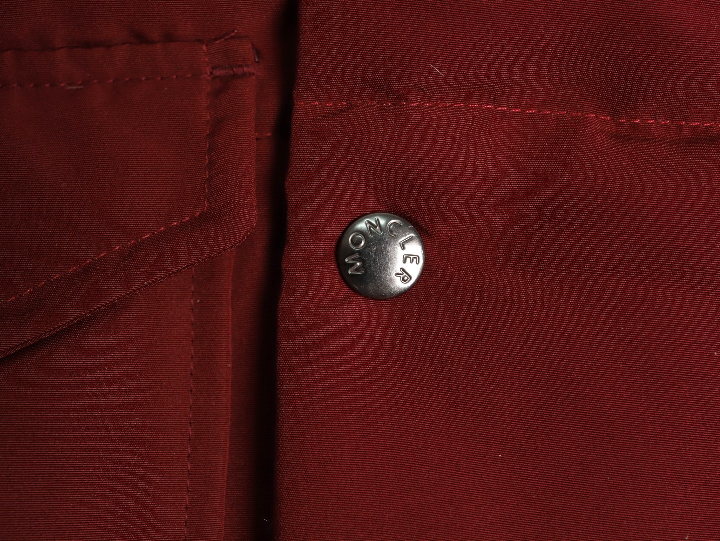 Moncler/蒙口 Gamme Rouge雙口袋連帽羽絨服
Moncler Gamme Rouge男士羽絨服，酒紅色超
有質感，尼龍面料防潑水，90絨填充保暖力滿分
。連帽設計＋金屬按扣，細節控必入！兩個翻蓋
口袋超實用，寬松版型，隨便搭配都很時髦，冬季
出街或戶外都很適合～
A Size:1-5