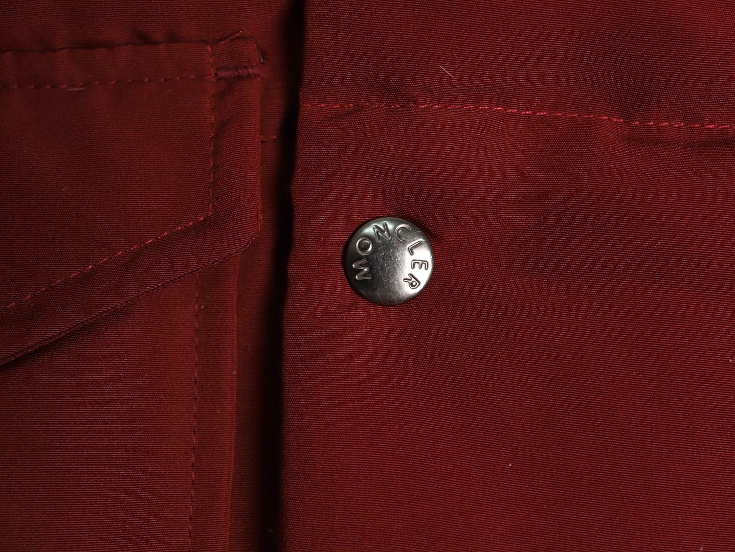 Moncler/蒙口 Gamme Rouge雙口袋連帽羽絨服
Moncler Gamme Rouge男士羽絨服，酒紅色超
有質感，尼龍面料防潑水，90絨填充保暖力滿分
。連帽設計＋金屬按扣，細節控必入！兩個翻蓋
口袋超實用，寬松版型，隨便搭配都很時髦，冬季
出街或戶外都很適合～
A Size:1-5