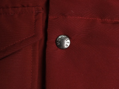 Moncler/蒙口 Gamme Rouge雙口袋連帽羽絨服
Moncler Gamme Rouge男士羽絨服，酒紅色超
有質感，尼龍面料防潑水，90絨填充保暖力滿分
。連帽設計＋金屬按扣，細節控必入！兩個翻蓋
口袋超實用，寬松版型，隨便搭配都很時髦，冬季
出街或戶外都很適合～
A Size:1-5