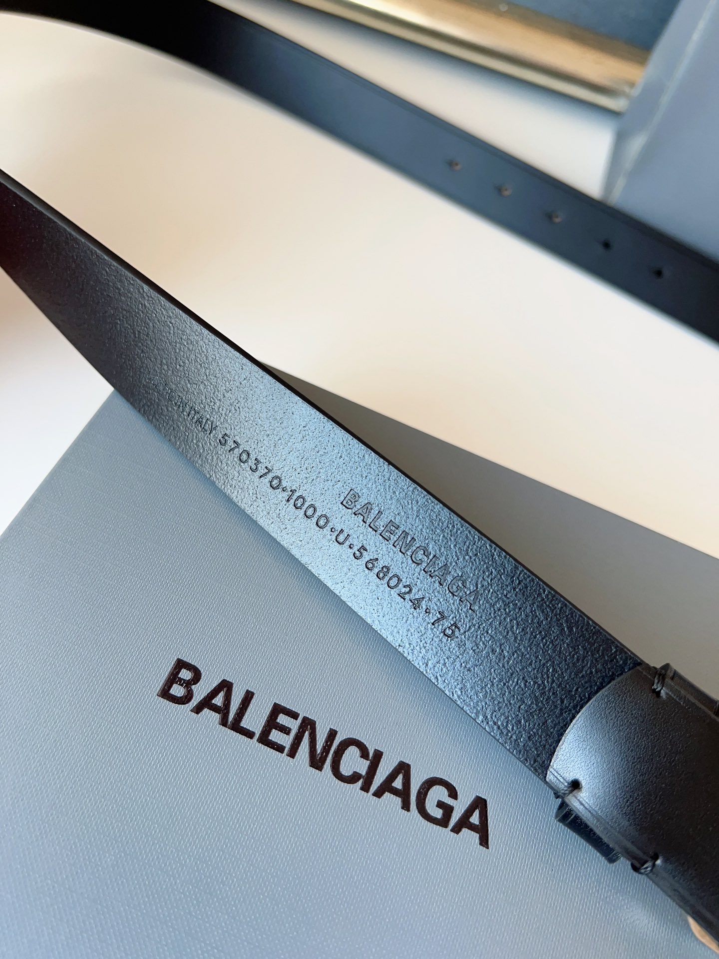 巴黎世家（Balenciaga）寬度3.0cm 是法國的奢侈品牌，作為時尚界最具影響力品牌之一的地位。設計師源於：都市時尚潮流獨特的設計風格，採用進口小牛皮製作；搭配純銅復古五金，使其更具魅力。值得擁有的百搭精品！