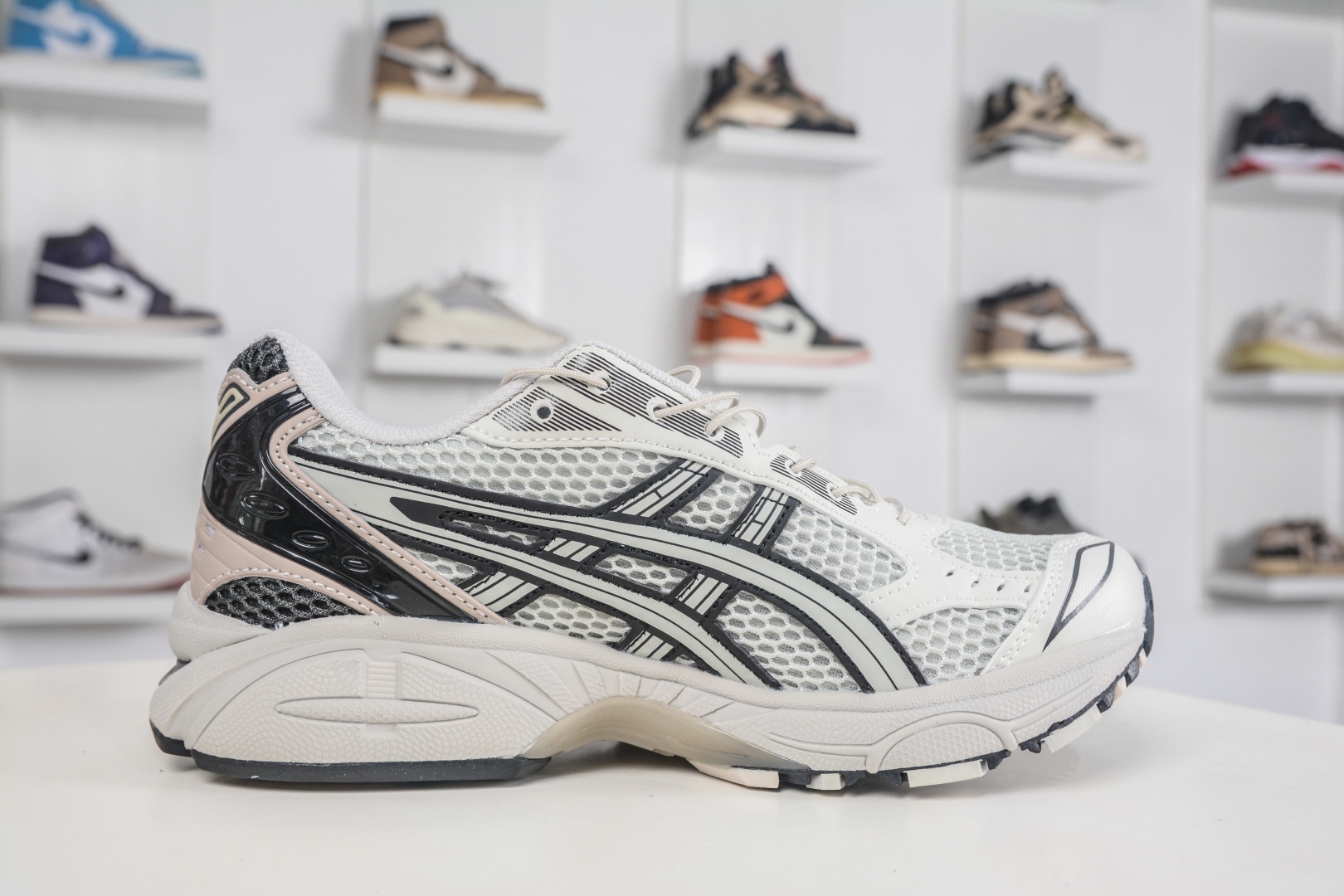 Asics Gel-Kayano 14  亚瑟士运动休闲透气专业跑鞋 
货号:1203A549 021
尺码：36 37 37.5 38 39 39.5 40 40.5 41.5 42 42.5 43.5 44 45