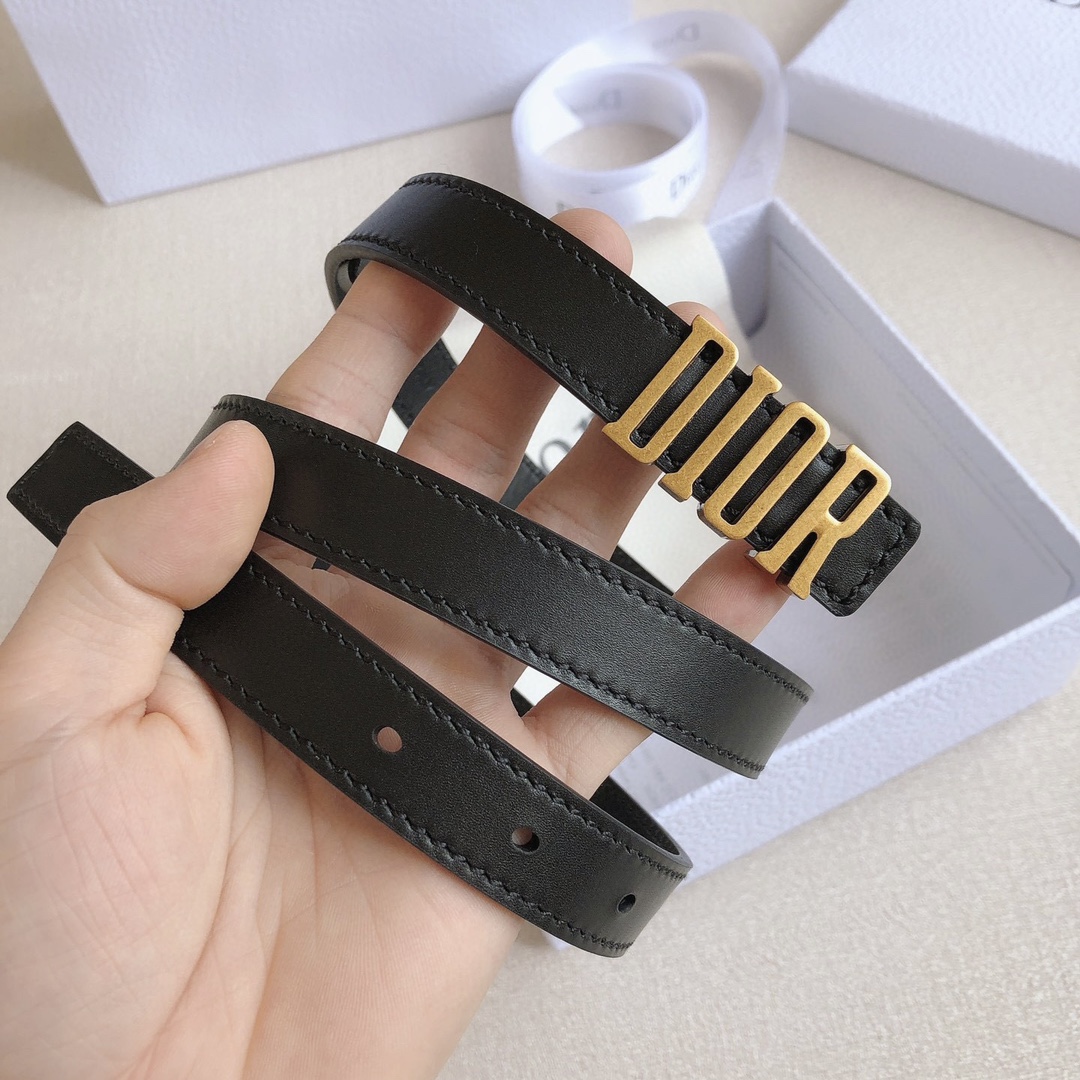 迪奧 女款腰帶，寬：2.0cm ，帶身雙面採用原版皮製作，與包包同系列 配仿古銅金屬扣頭，時尚俏皮，女神必備