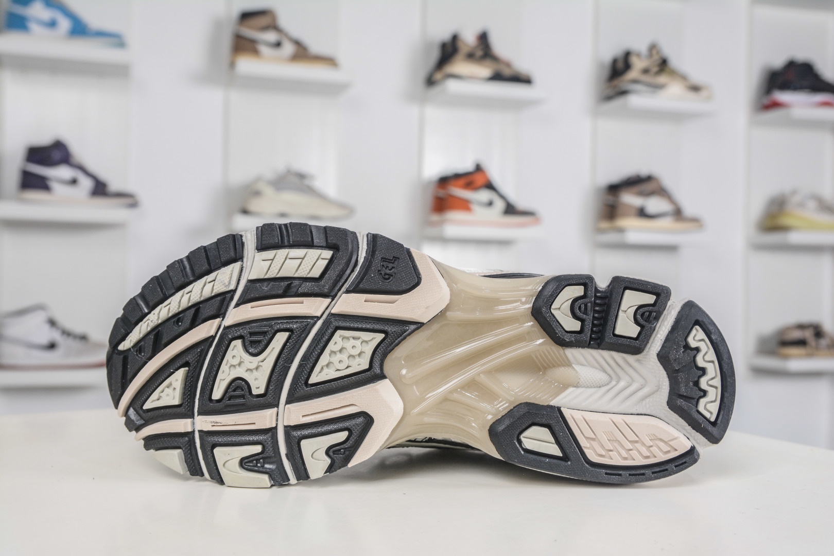 Asics Gel-Kayano 14  亚瑟士运动休闲透气专业跑鞋 
货号:1203A549 021
尺码：36 37 37.5 38 39 39.5 40 40.5 41.5 42 42.5 43.5 44 45