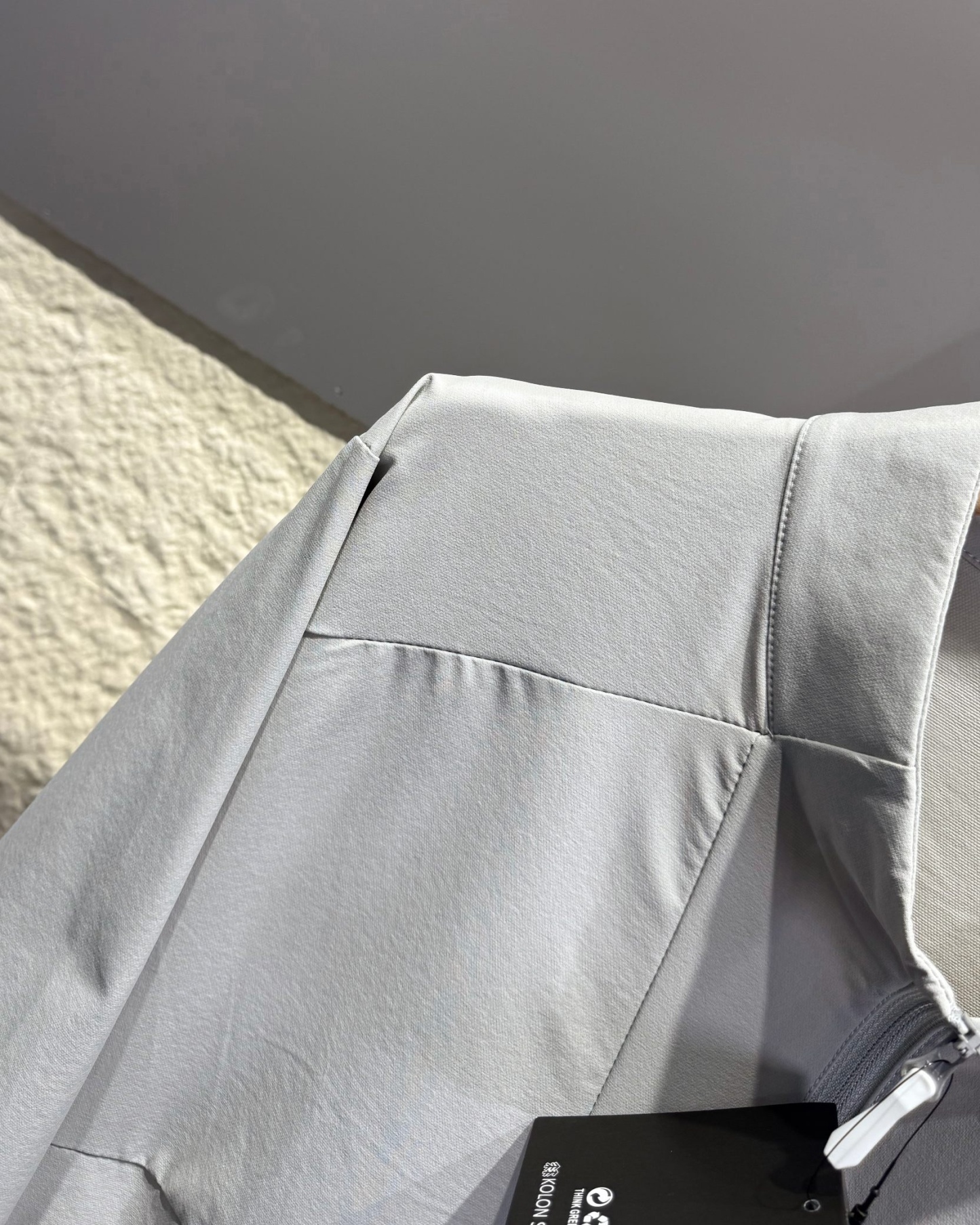 KOLON SPORT可隆🧊🧊  輕量涼感防曬衣情侶款  

戶外輕量化涼感防B1145曬衣上新🆕 ，可隆專櫃同款 在售💰1585+

採用功能性專業戶外防曬型針織材料 88的錦綸和12的氨綸 有非常好的彈性 和防水透氣功能  防曬值upf245+不怕曬傷，縱享戶外陽光☀️有專業檢測報告
彈力接觸涼感，緩解體熱，輕量御風 ，手腕彈力帶收口 ，貼合手腕的同時 提升鑽風性能 ，面料彈力十足 透氣性高  在運動出汗時 ，減少熱量 和粘附感
如果突降小雨還有功能性防水功能 

品質面料做工都無