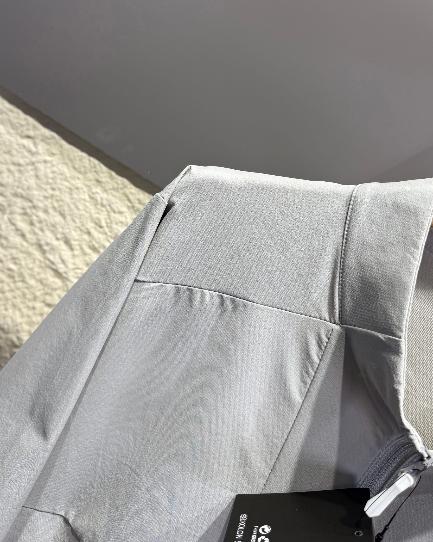 KOLON SPORT可隆🧊🧊  輕量涼感防曬衣情侶款  

戶外輕量化涼感防B1145曬衣上新🆕 ，可隆專櫃同款 在售💰1585+

採用功能性專業戶外防曬型針織材料 88的錦綸和12的氨綸 有非常好的彈性 和防水透氣功能  防曬值upf245+不怕曬傷，縱享戶外陽光☀️有專業檢測報告
彈力接觸涼感，緩解體熱，輕量御風 ，手腕彈力帶收口 ，貼合手腕的同時 提升鑽風性能 ，面料彈力十足 透氣性高  在運動出汗時 ，減少熱量 和粘附感
如果突降小雨還有功能性防水功能 

品質面料做工都無