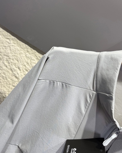 KOLON SPORT可隆🧊🧊  輕量涼感防曬衣情侶款  

戶外輕量化涼感防B1145曬衣上新🆕 ，可隆專櫃同款 在售💰1585+

採用功能性專業戶外防曬型針織材料 88的錦綸和12的氨綸 有非常好的彈性 和防水透氣功能  防曬值upf245+不怕曬傷，縱享戶外陽光☀️有專業檢測報告
彈力接觸涼感，緩解體熱，輕量御風 ，手腕彈力帶收口 ，貼合手腕的同時 提升鑽風性能 ，面料彈力十足 透氣性高  在運動出汗時 ，減少熱量 和粘附感
如果突降小雨還有功能性防水功能 

品質面料做工都無