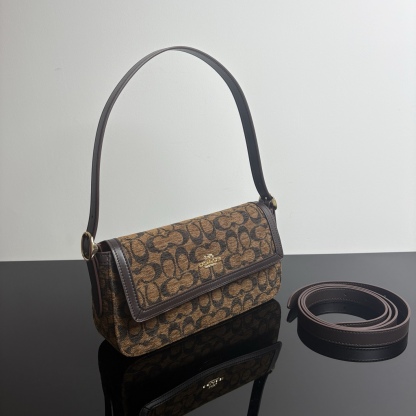 
【新品】COACH/蔻馳奧萊女士ETTA25號翻蓋單肩包腋下包高級通勤 CCV65尺寸25*13.5*6