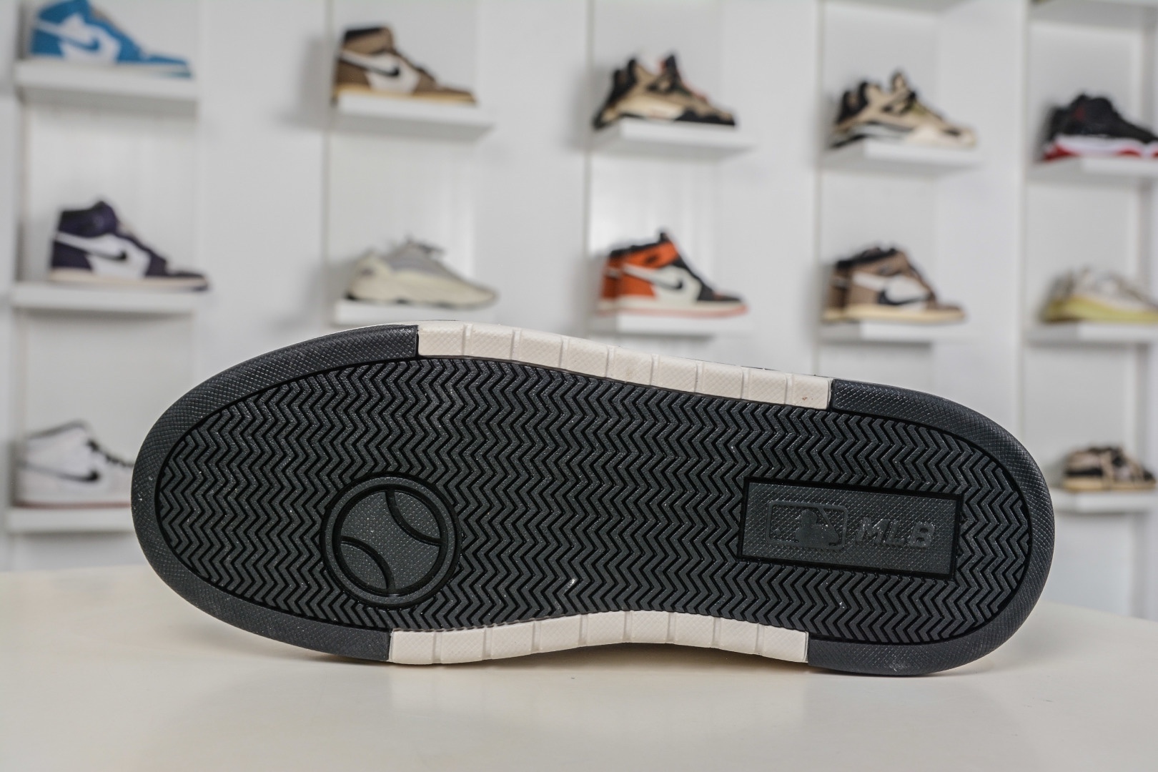 MLB Chunky Liner 黑白暗繪 塗鴉定制配色學長鞋系列低幫老爹風輕量增高厚底百搭休閒運動慢跑鞋 
貨號：3ASXCA12N 50WHS
尺碼：36 36.5 37.5 38 38.5 39 40 40.5 41 42 42.5 43 44 44.5 45