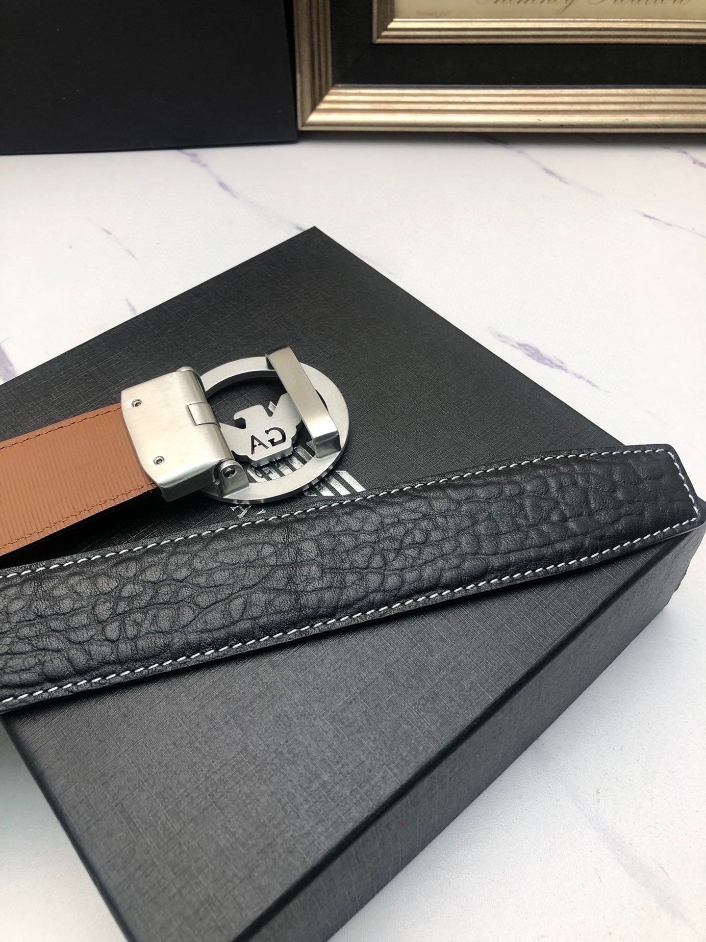 阿曼妮：原單頭層牛皮大象皮紋面，內襯頭層小牛皮底，搭配原單自動扣，可裁剪的自動帶，此款腰帶面雙採用意大利原定廠制進口牛皮帶身 ，對專版櫃足寬3.5